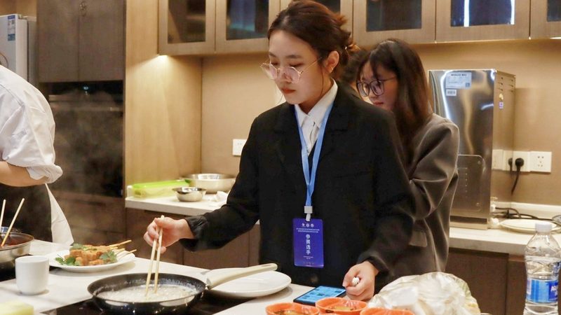 零食批发行业对产品质量和食品安全要求极高。新手在入门时，应重点关注以下几点：